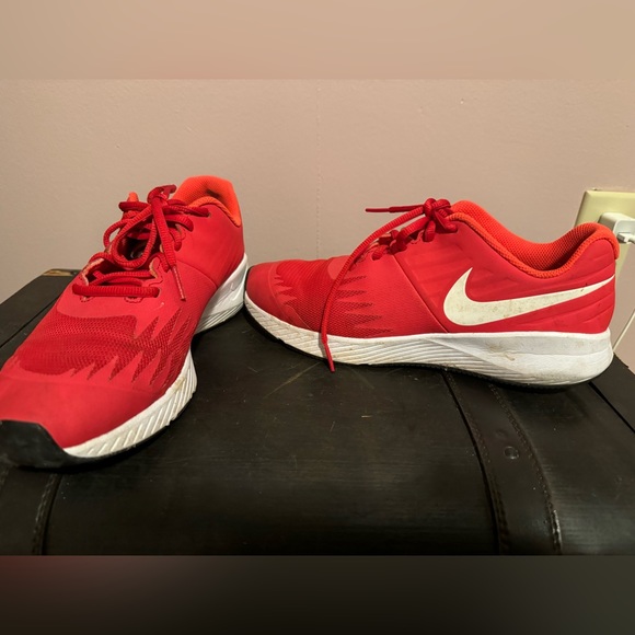 Nike Shoes - RED NIKE STAR RUNNER